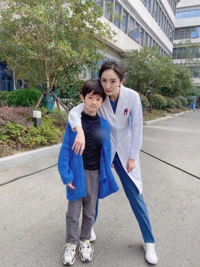 杨幂穿白大褂生图曝光,脸与小孩一样大,筷子腿镜头差点装不下