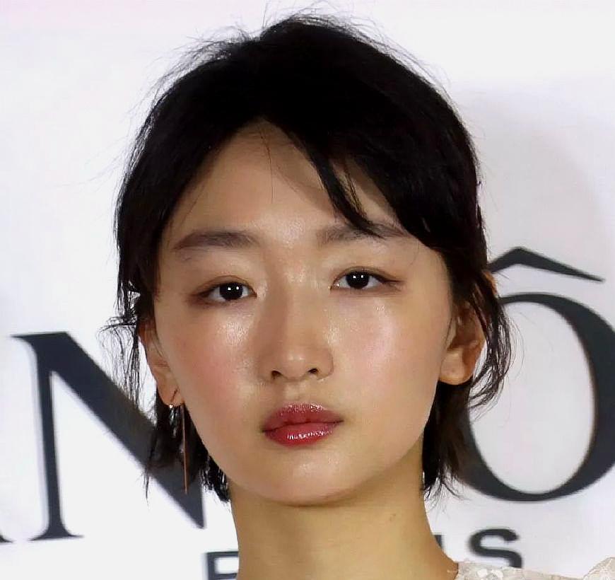 女明星为啥也能扛住高清怼脸拍?全靠底妆画得好,持妆整天不暗沉