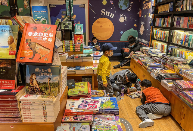 2021年2月26日,北京,西西弗书店童书区的儿童绘本.