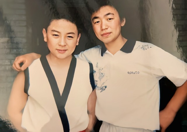 小小年纪他就成了武术迷,还哭着闹着对父母说,要去少林寺学武术.