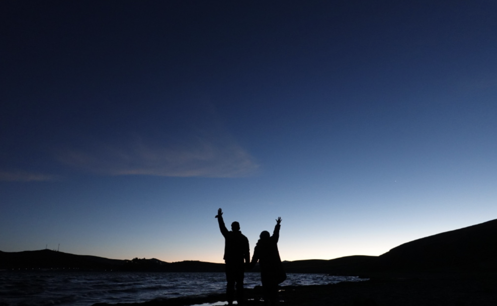 而且两人还是双手紧牵,身高差也非常养眼,即便是只有背影也能感受到