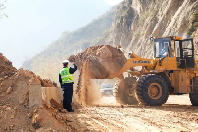 禮縣公安局交警大隊聯合公路部門立即趕赴現場對道路疏通保暢