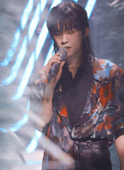 易烊千玺双11狂欢夜亮相狼尾卷发太绝了