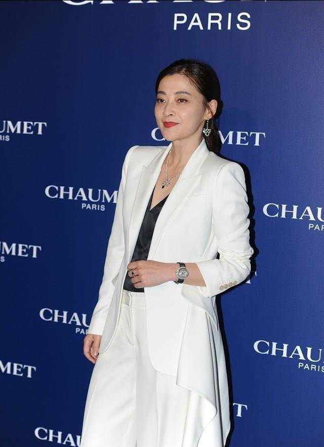 梅婷的衣品没白瞎了她的长相,穿一身白西装好有气场,总裁范满满