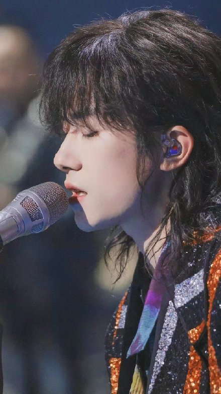 易烊千玺双11狂欢夜亮相狼尾卷发太绝了