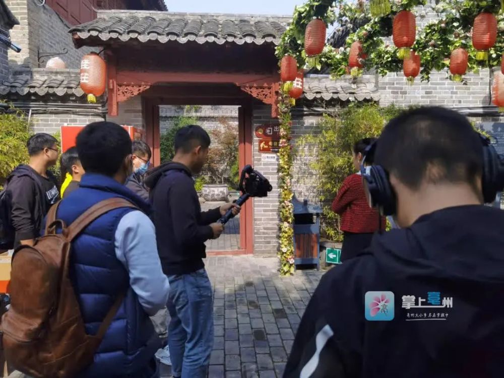 市长 城市名人 主持人 一起通过轻松的对话和文化寻访 感受"世界药都
