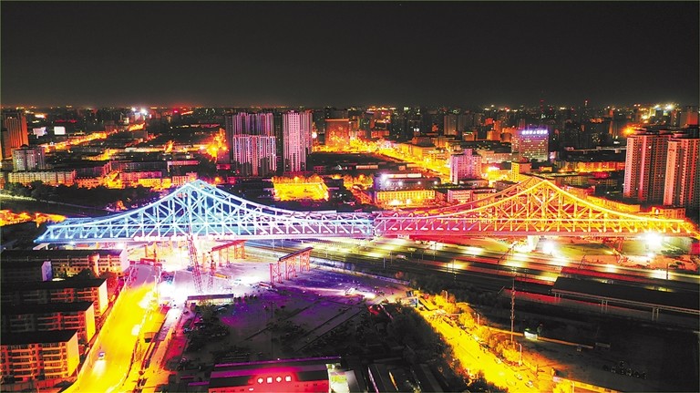 廊坊市交通中心工程光明道上跨铁路立交桥成功转体,年底前主桥具备