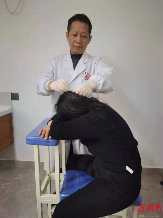 (梁东医生为患者实施宫氏脑针疗法.