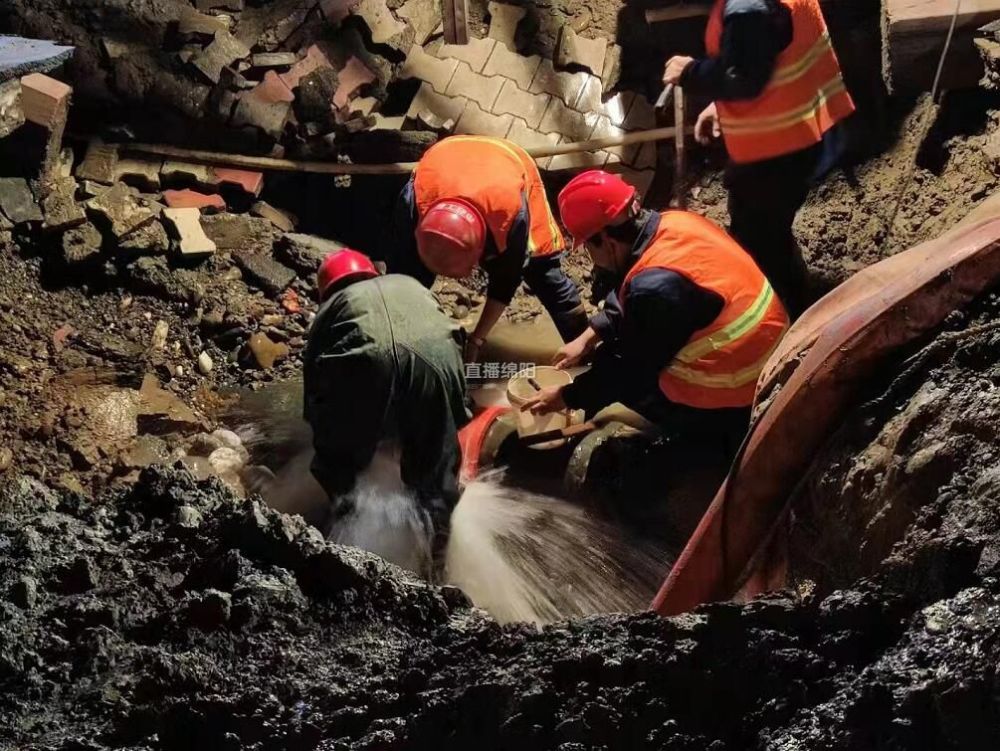 跃进路水管爆管进展抢修完毕供水已恢复