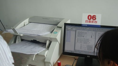 阅卷的时候用扫描仪或者专用的阅卷机来扫描我们的答题卡,自动对比