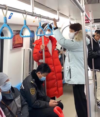 皆因几张地铁照,画面中有一名红衣男子和蓝衣男子,两人的气质很好,第