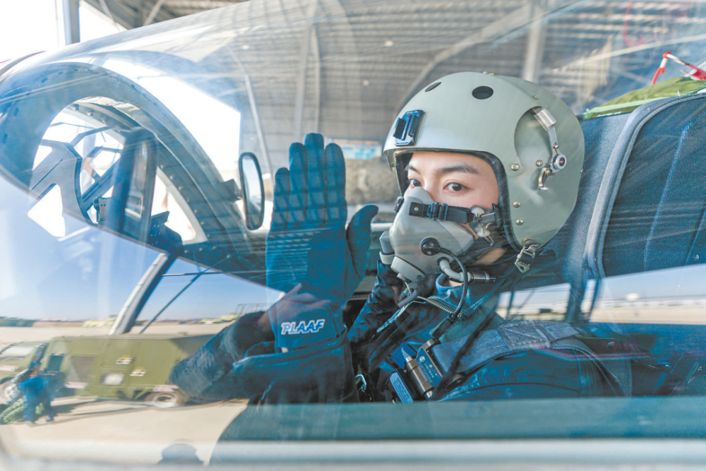 央媒看空军丨空军女飞行员高溥宇:有梦想就有蓝天