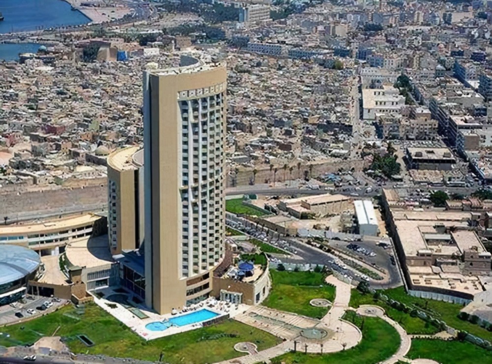 有两个首都,一年中要迁都两次,冬天首都在的黎波里,夏天首都在班加西