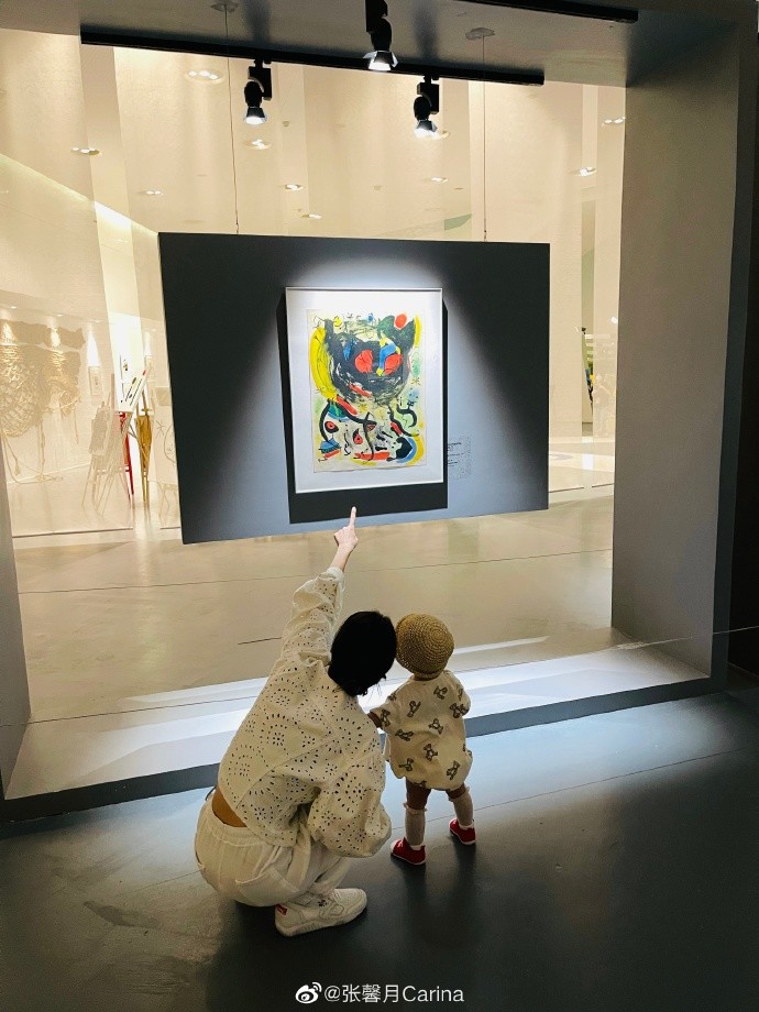 张馨月带女儿看画展一岁格格已可独立行走姿势超可爱