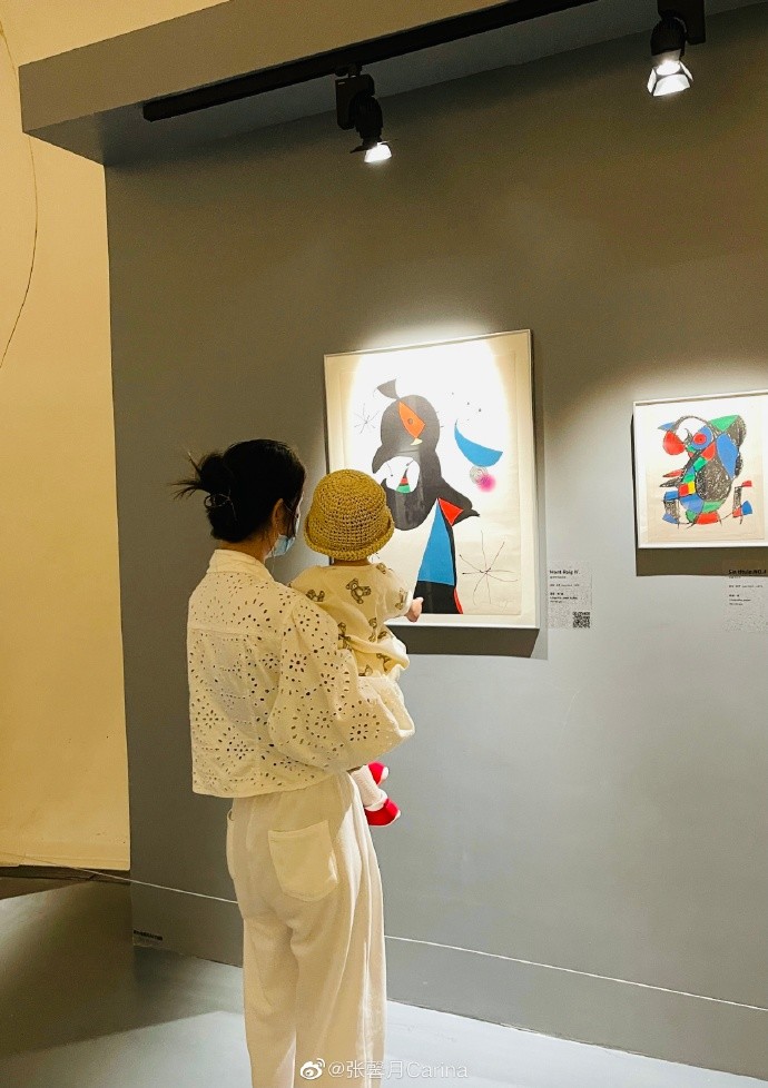 应该是在与妈妈张馨月交流,从张馨月的表情来看,她好像努力在听女儿