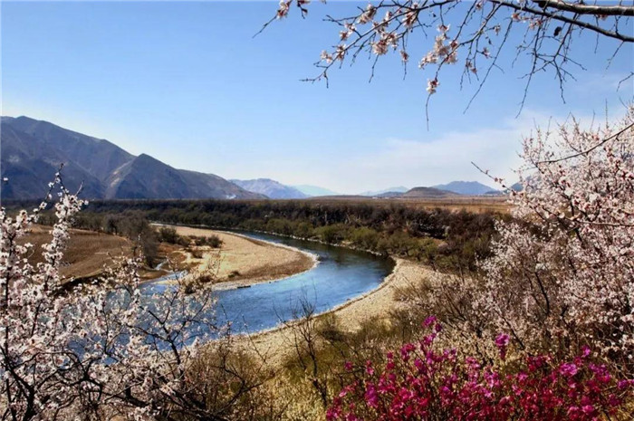 距長白山旅遊景區70公里,正南方50公里處,便是中朝兩國分界線——圖們