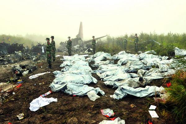 2010年伊春空难死亡44人机长因何独自逃生后来怎么宣判的