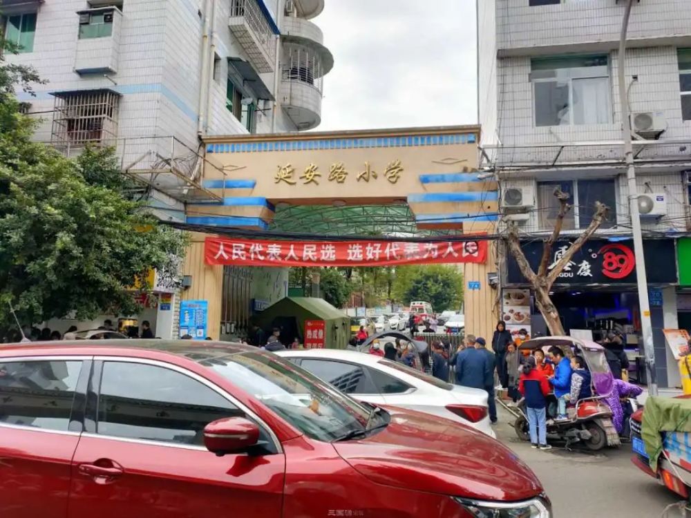 南充:12路公交车受困金鱼岭正街,运营方:社会车辆干的!_腾讯新闻