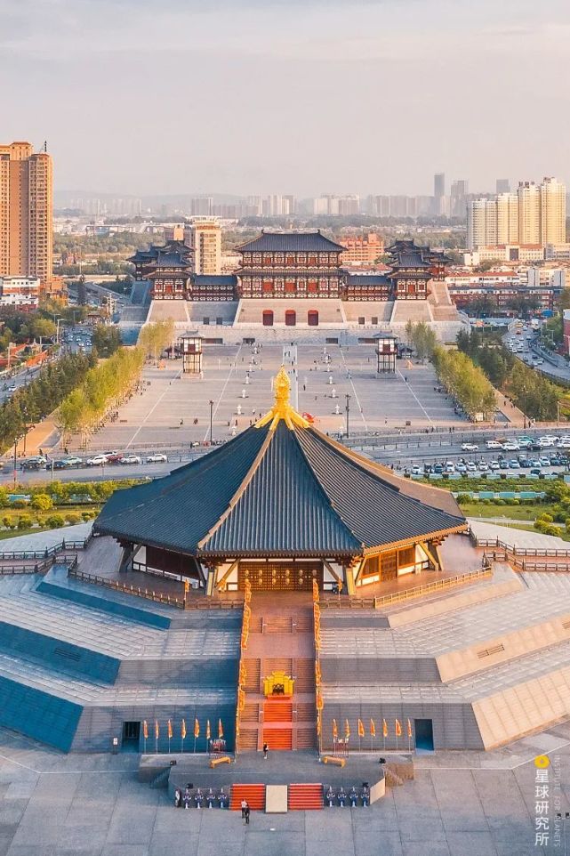 公元25年刚刚建立的东汉政权结束了长期的战乱再次面临都城的选择问题