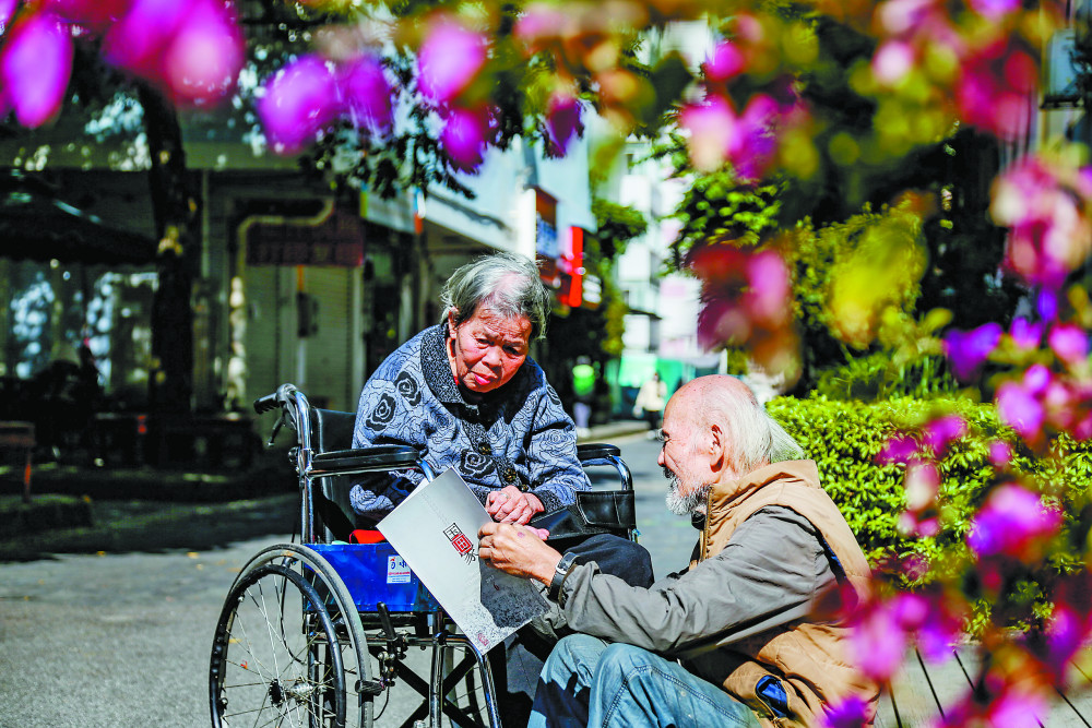 神仙眷侣引人羡广艺老工匠不离不弃照顾偏瘫爱人三十载