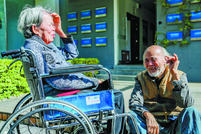 "神仙眷侣" 引人羡 广艺老工匠不离不弃照顾偏瘫爱人三十载