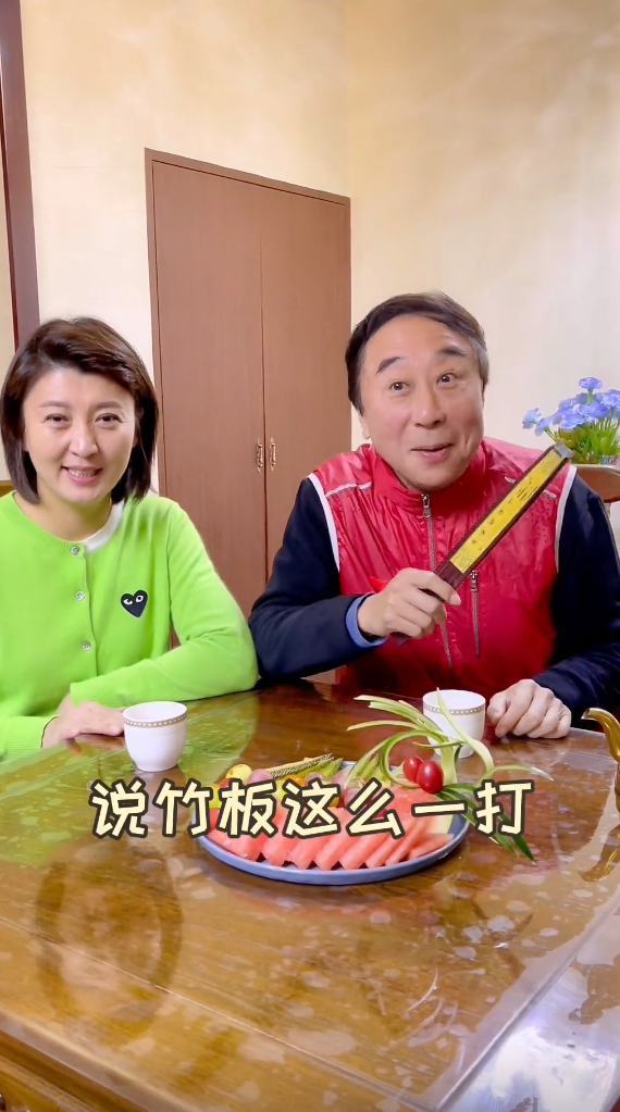 冯巩与闫学晶罕见同框,配合默契说快板,把扇子摔桌上一脸怒气