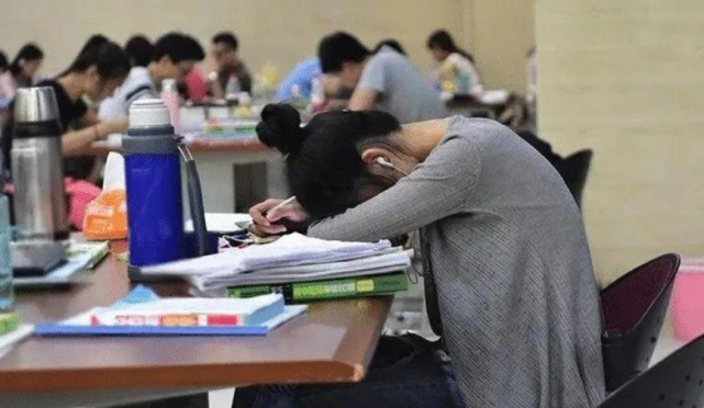 当代大学生内卷现状背着同学学习成流行上学堪比大型宫斗