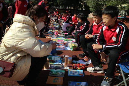 小学生商品交易会图片图片