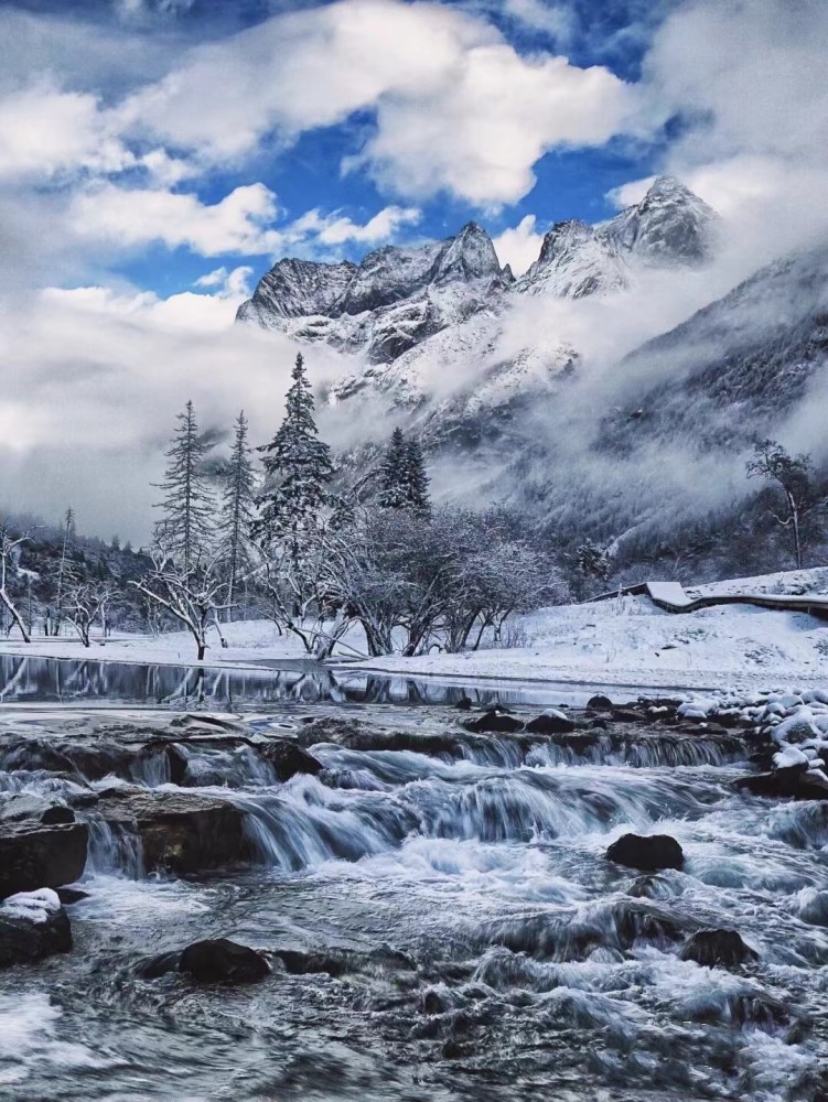 四姑娘山空灵雪景似琉璃宛若进入扑朔迷离的童话世界