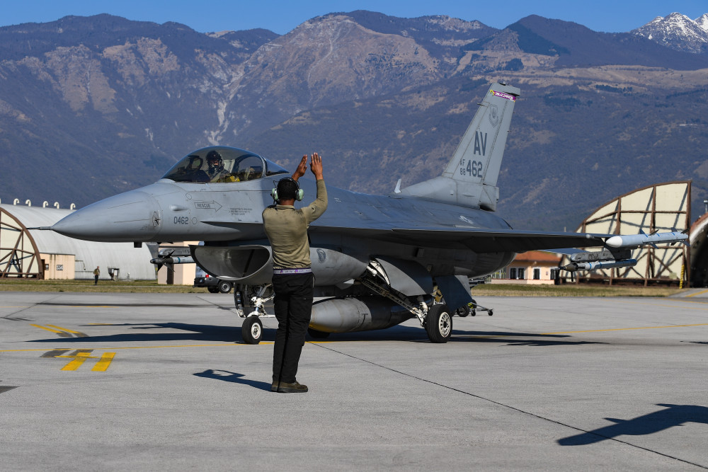 阿維亞諾空軍基地的美軍f-16戰機.