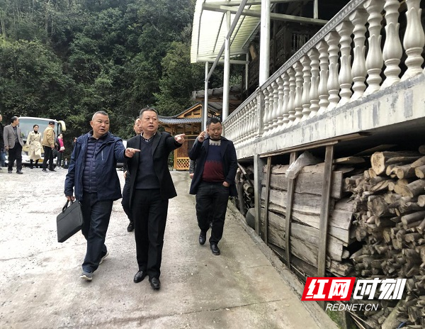 曾传文一行首先到结对监测帮扶户家中走访慰问,详细了