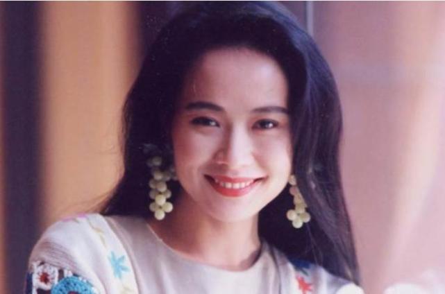 58岁叶童近照曝光,一头银白色头发,令网友惊到认不出来