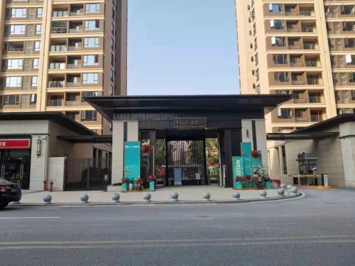 重庆大足俊豪圣玺府小区新房装修过程多处漏水4处梁裂缝