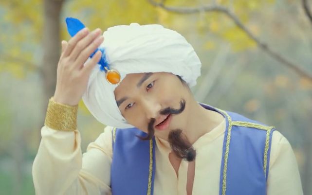 柯达则接过了至尊玉的"笔",几乎完全退居幕后写剧本,鲜有在镜头前露脸