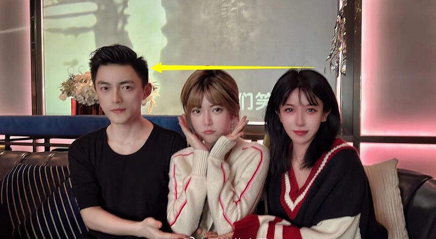 呆妹儿智勋罕见合照俩人手捧周淑怡照片却暴露身高问题