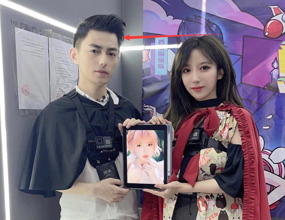 呆妹儿智勋罕见合照俩人手捧周淑怡照片却暴露身高问题