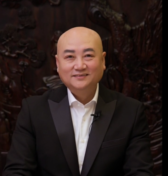 68岁的唐僧迟重瑞在抖音介绍紫檀与79岁富豪妻子携手走过30年