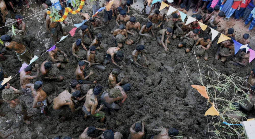 泼水节和泥巴大战都是小意思印度的庆典节日竟然是牛粪大战