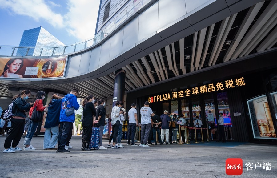 组图丨双十一期间海南免税店购物火热顾客排长龙结帐