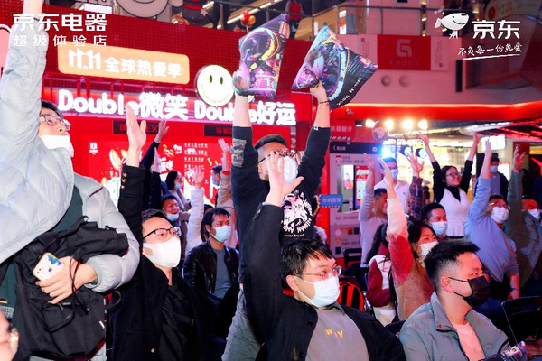 京东超体重庆店中庭抽奖活动现场