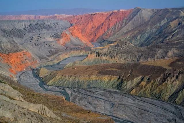 那棱格勒峡谷位于昆仑山深处,草木繁盛野花妖娆,但当地有个不成文的