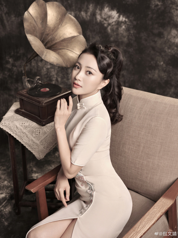 包文婧携父母拍民国风全家福,穿旗袍温婉动人,一家人都是高颜值_腾讯