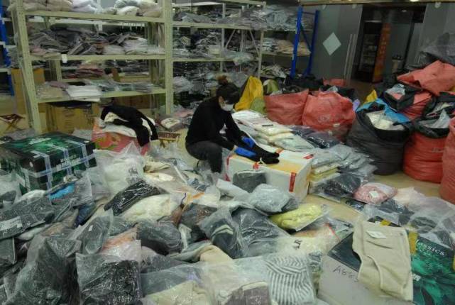 服装市场墨云直播基地里,一服装业业户正在打包准备发物流快递的服装