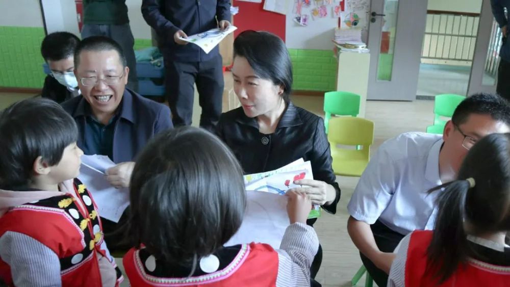 崔玉萍一行和孩子们合影10日中午,崔玉萍一行赴福贡县子里甲乡幼儿园