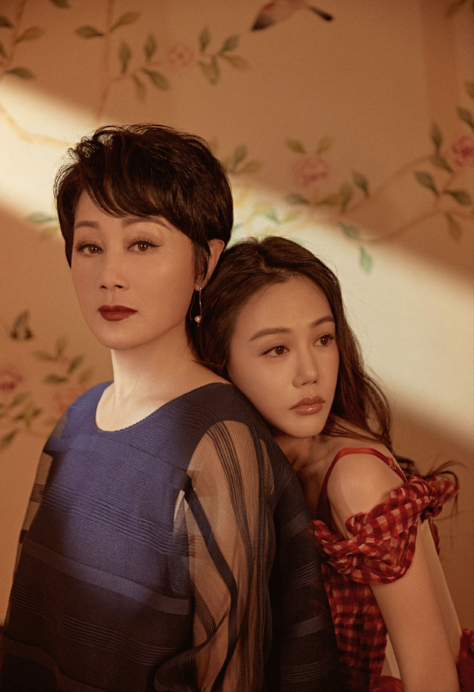 著名演员王姬29岁嫁初恋恩爱三十年生两子幸福背后有心酸和悔恨