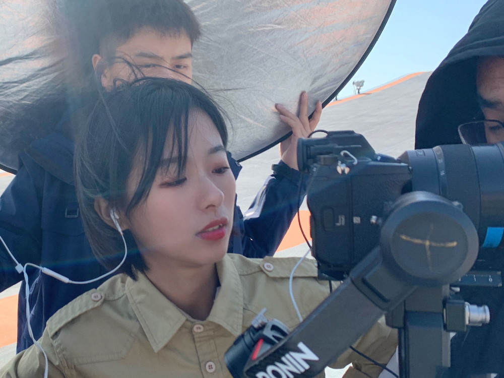 央视又一女记者火了(央视又一女记者火了!网友我又恋爱了)