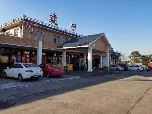 昭山服務區修車,加油,用餐,也可在過建寧停車區11公里處的株洲西收費