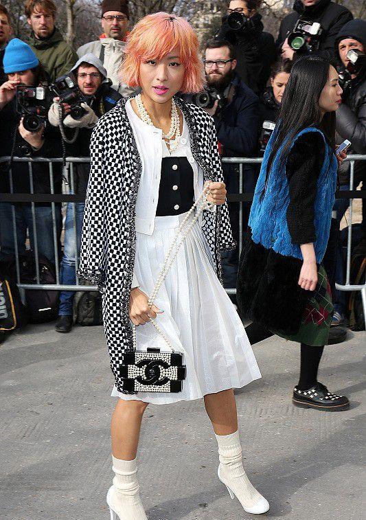 陈奕迅老婆衣品好就是自信,芭比粉裤袜套高跟鞋,别说还挺时髦的