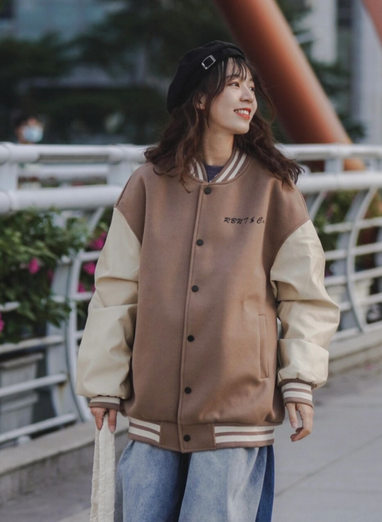 秋冬的"棒球服"怎么穿才帅气?建议搭配阔腿裤,舒适又减龄