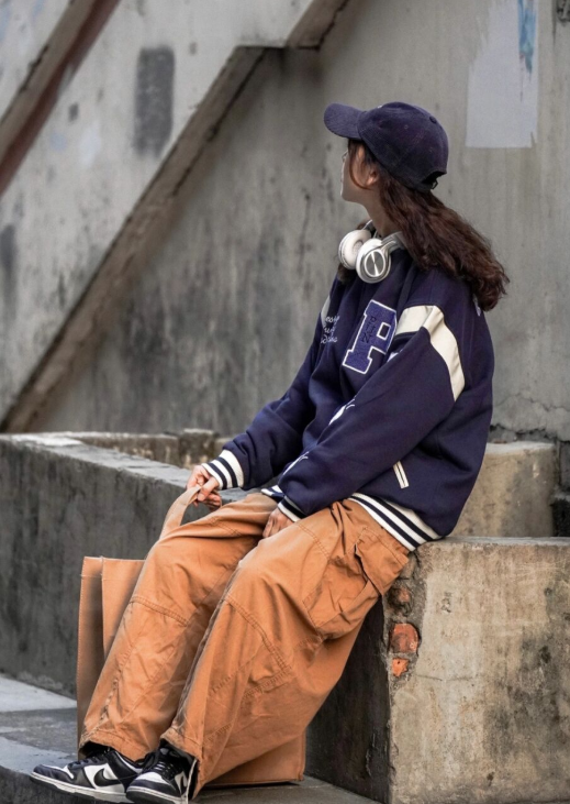 秋冬的棒球服怎么穿才帅气建议搭配阔腿裤舒适又减龄